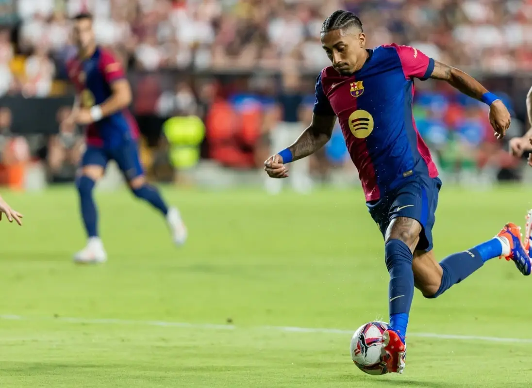 raphinha-reage-nas-redes-apos-ficar-fora-do-time-do-ano-da-fifpro-posta-trofeus-e-emojis